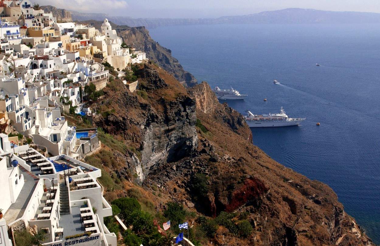Mergi în vacanță în Grecia? Nu ai voie să porți tocuri în anumite locuri! Află de ce și unde