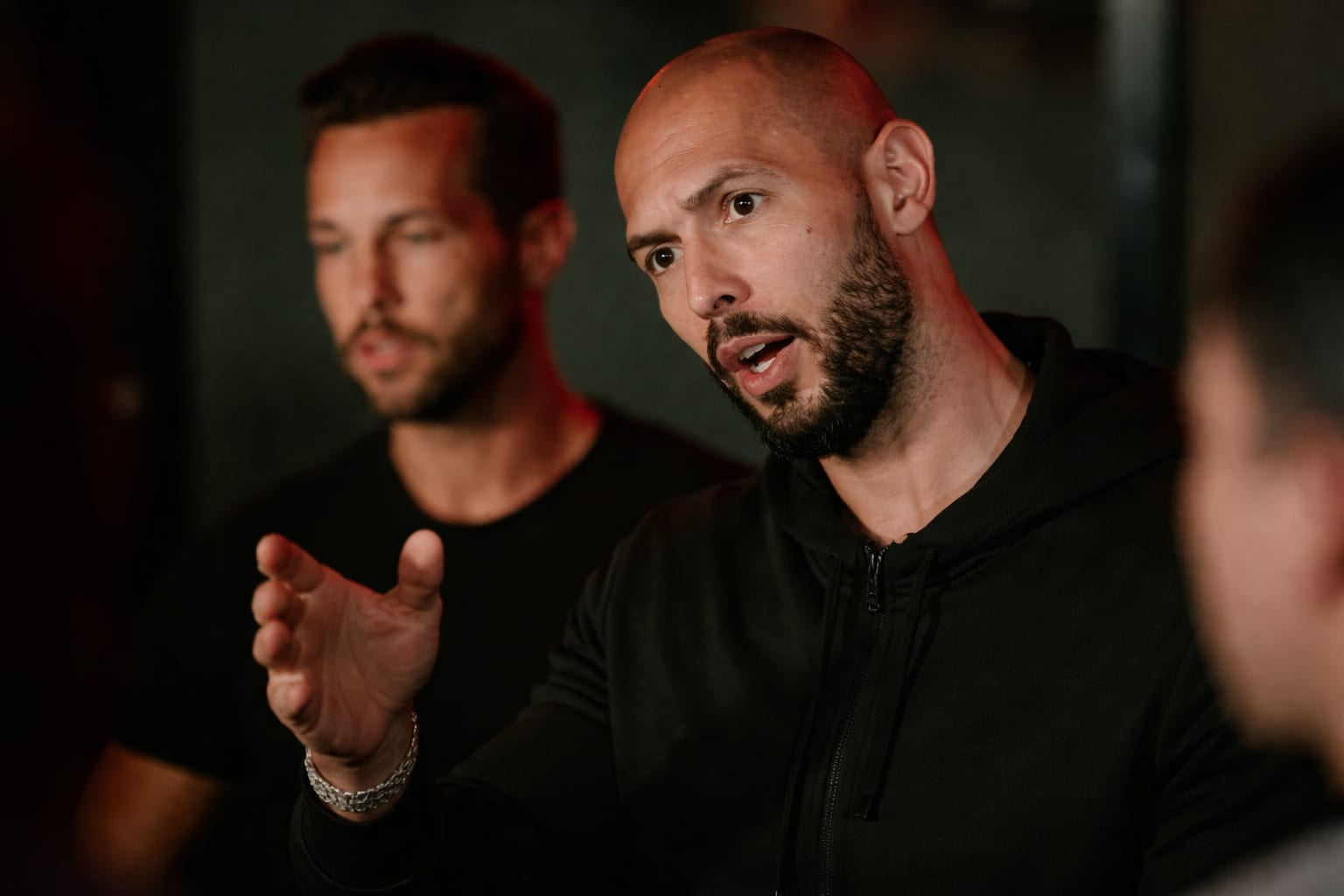 Frații Tate rămân în arest în SUA cel puțin până pe 13 august în așteptarea deciziei de extrădare în Marea Britanie