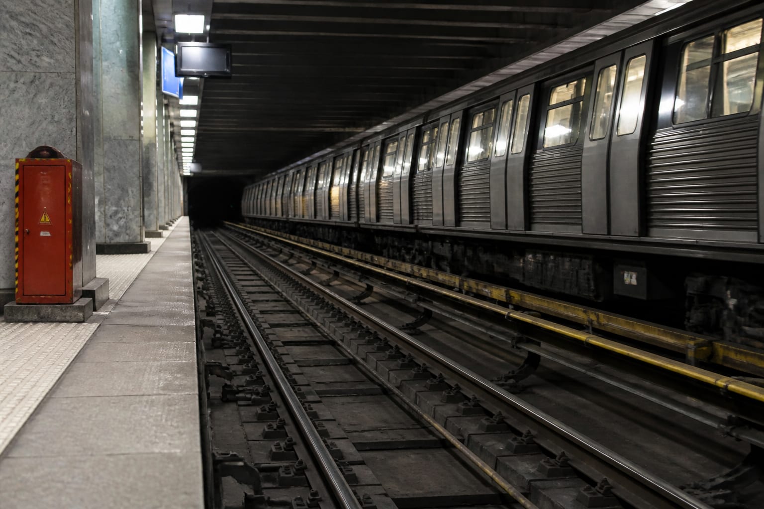 Metrorex riscă întreruperea alimentării cu energie din cauza unei datorii de 11,5 milioane de lei