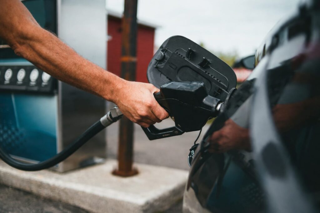 Noi reguli pentru prețurile la carburanți: scumpirile sunt permise doar până la prânz, sub sancțiunea unor amenzi de 100.000 de lei