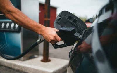 Noi reguli pentru prețurile la carburanți: scumpirile sunt permise doar până la prânz, sub sancțiunea unor amenzi de 100.000 de lei