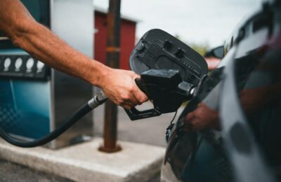 Noi reguli pentru prețurile la carburanți: scumpirile sunt permise doar până la prânz, sub sancțiunea unor amenzi de 100.000 de lei