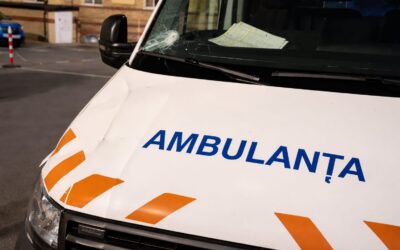 Un echipaj de ambulanță din Cluj a fost atacat cu bâte și topoare din cauza unui zvon de pe TikTok