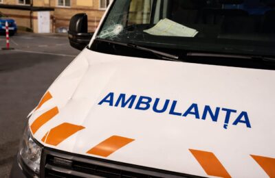 Un echipaj de ambulanță din Cluj a fost atacat cu bâte și topoare din cauza unui zvon de pe TikTok