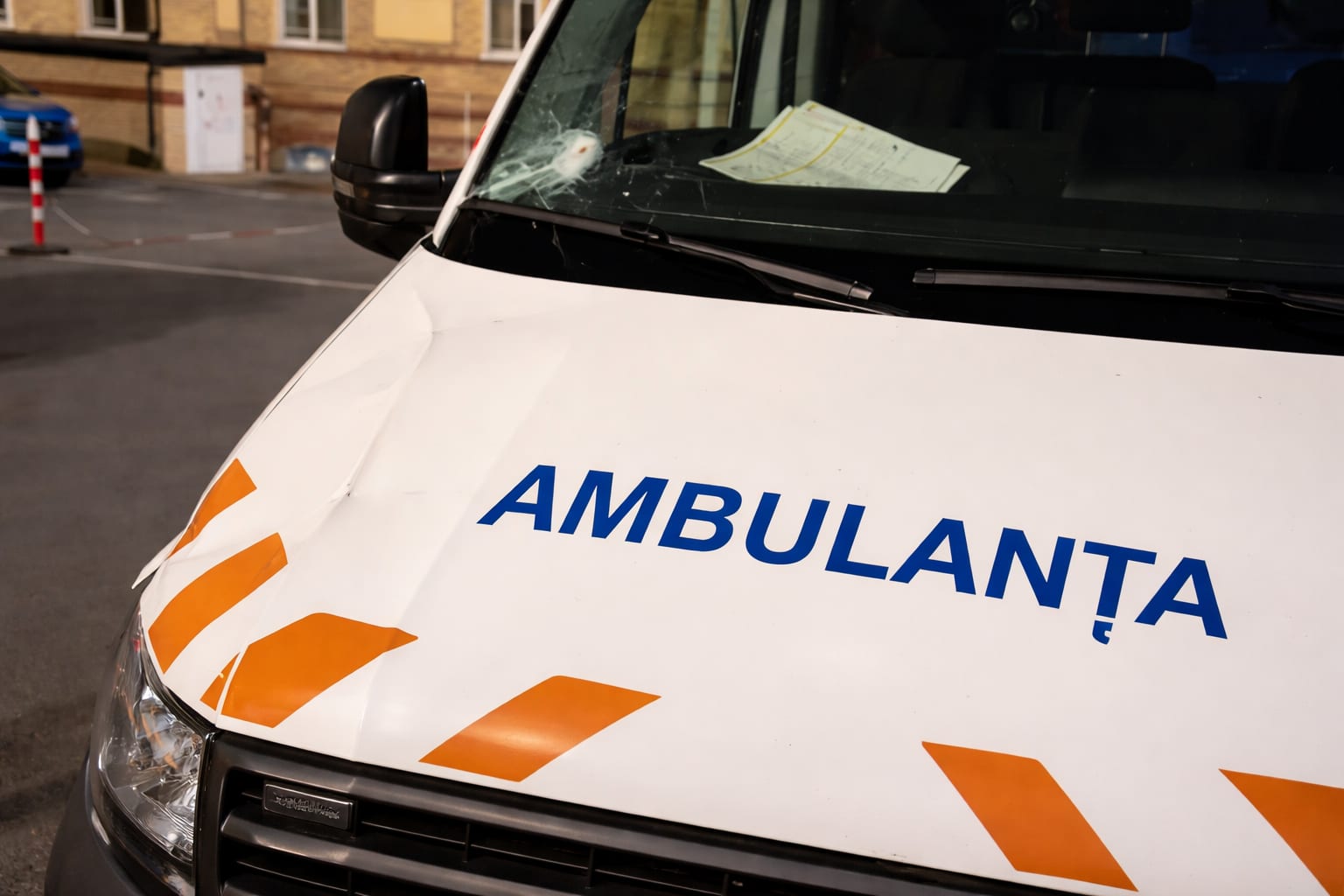 Un echipaj de ambulanță din Cluj a fost atacat cu bâte și topoare din cauza unui zvon de pe TikTok