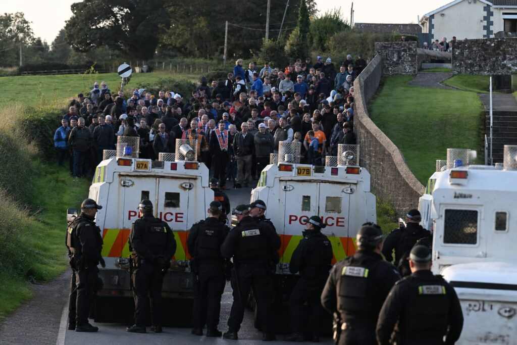 Mii de protestatari blochează marșul Orange Order, iar guvernarea comună din Irlanda de Nord riscă să se destrame