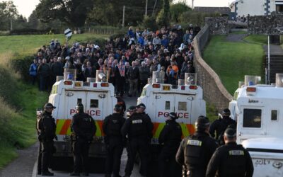 Mii de protestatari blochează marșul Orange Order, iar guvernarea comună din Irlanda de Nord riscă să se destrame