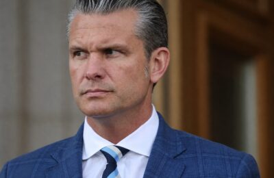 La baza Kirtland, salutul „Dumnezeu să vă binecuvânteze” a fost oprit, dar Hegseth vrea reluarea