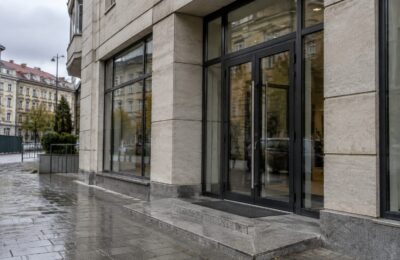 Bursa evaluează Banca Transilvania la aproape 19% din active. Cum se compară cu BRD, UniCredit și Erste